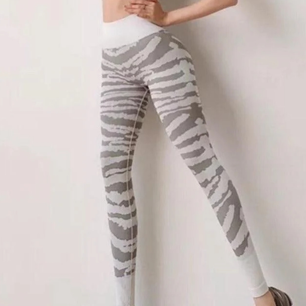 PREVAIL EMPIRE | Women's White/Grey Striped Seamless Full Length Leggings